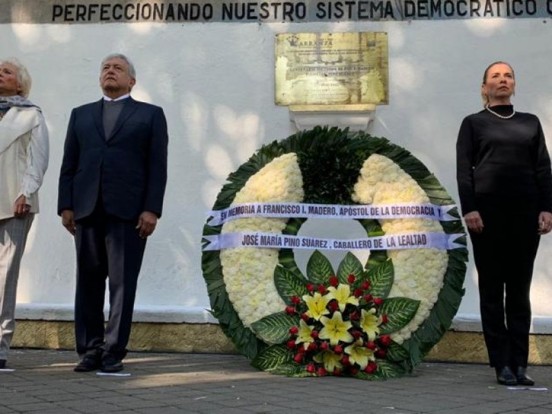 AMLO monta guardia de honor