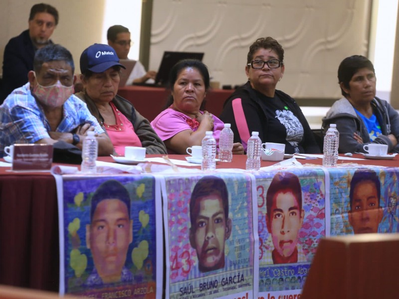AMLO ordena revisión de documentos entregados a padres de Ayotzinapa