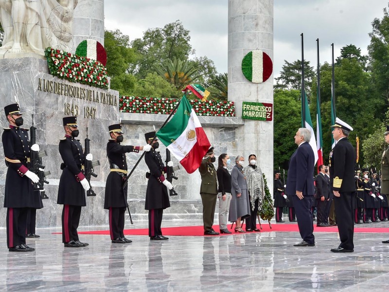 AMLO pasa lista de honor a los Niños Héroes