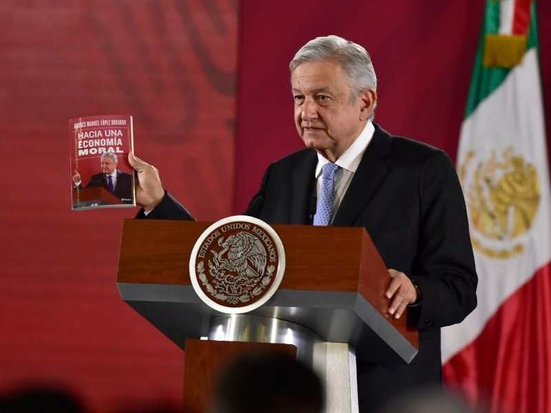 AMLO presume su libro sobre economía