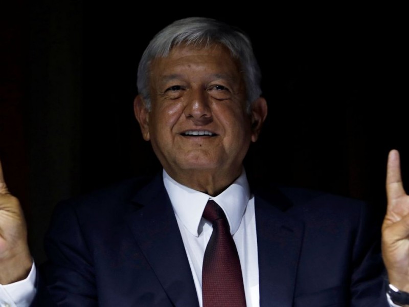 AMLO propone dar 300 mil becas a estudiantes