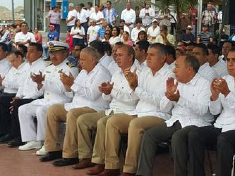 AMLO rinde homenaje a marinos fallecidos