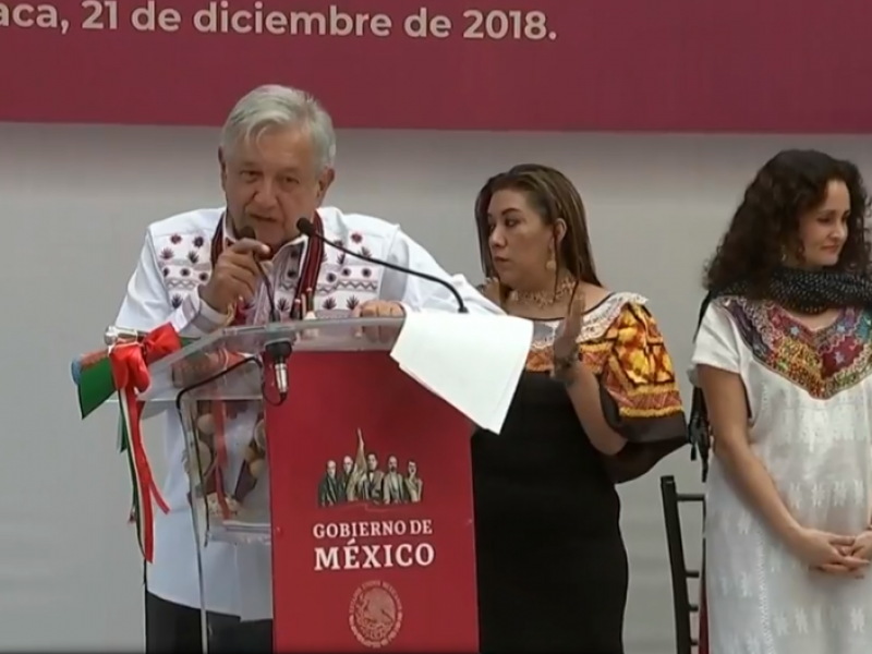 AMLO se compromete a pavimentar comunidades en Oaxaca