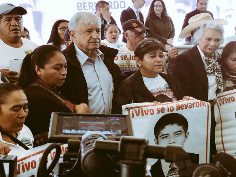 AMLO se reúne con padres de los 43