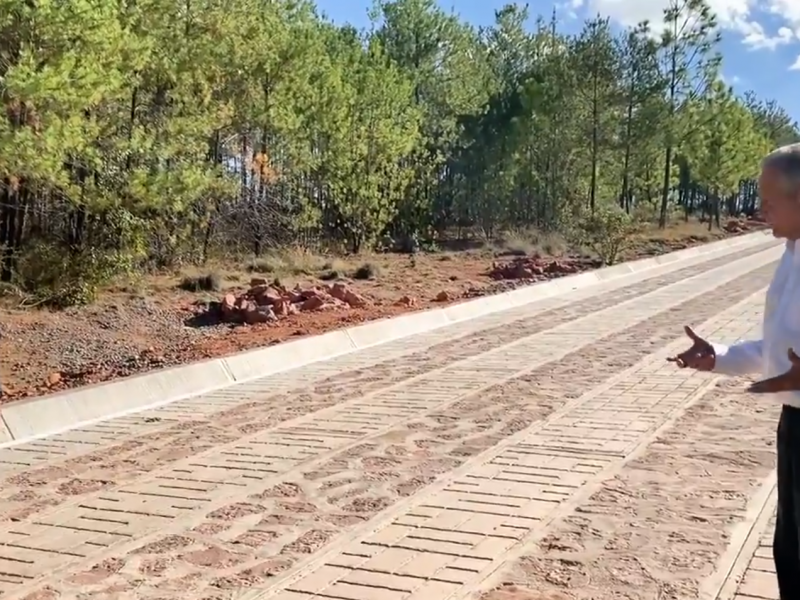 AMLO supervisa caminos rurales de Oaxaca construidos por habitantes