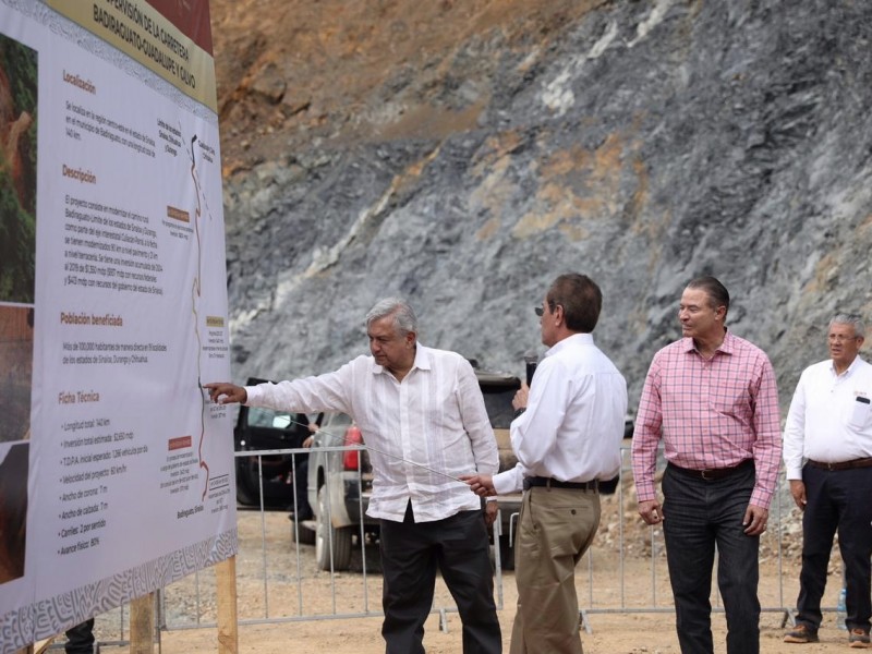 AMLO supervisa construcción de la carretera en Badiraguato