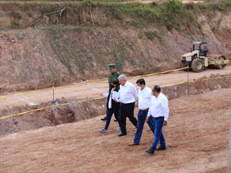AMLO supervisa el avance del Canal Centenario