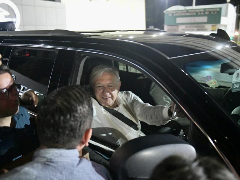 AMLO supervisa tramo de Ferrosur en control de la Marina