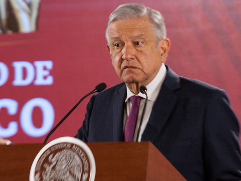 AMLO toma protesta a jóvenes del SMN