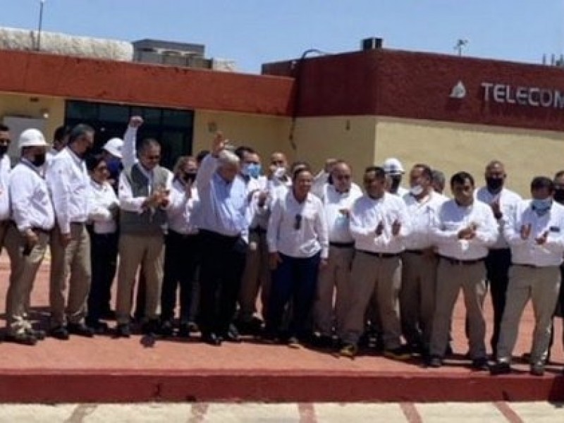 AMLO visita refinería de Cadereyta; promete rescatar a Pemex