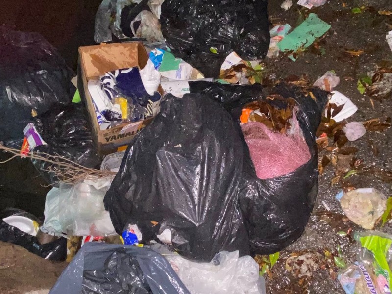 Amontonamiento de basura en calles se agrava, exhortan a evitarlo