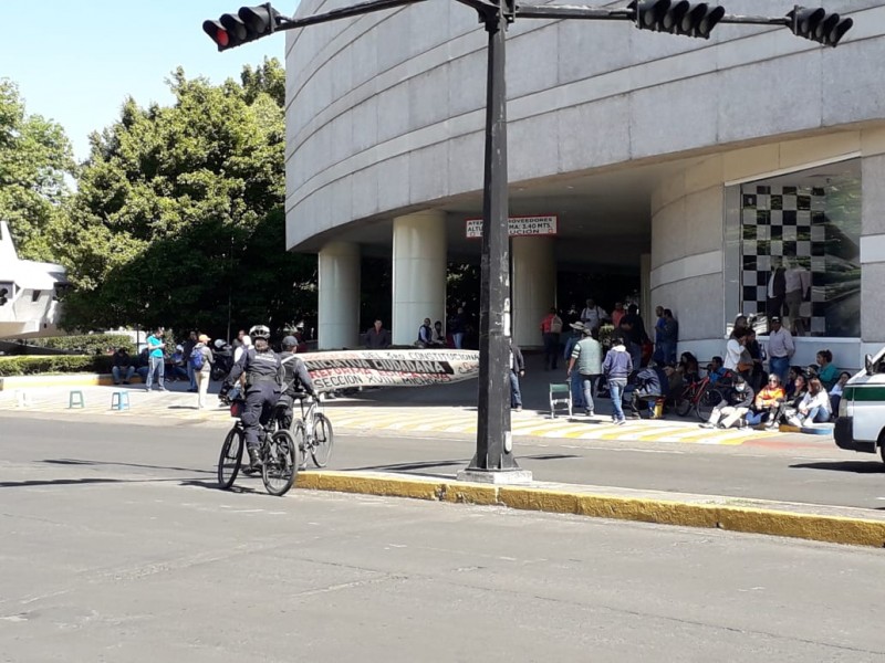 Amplía CNTE protestas; de plantón a plaza comercial