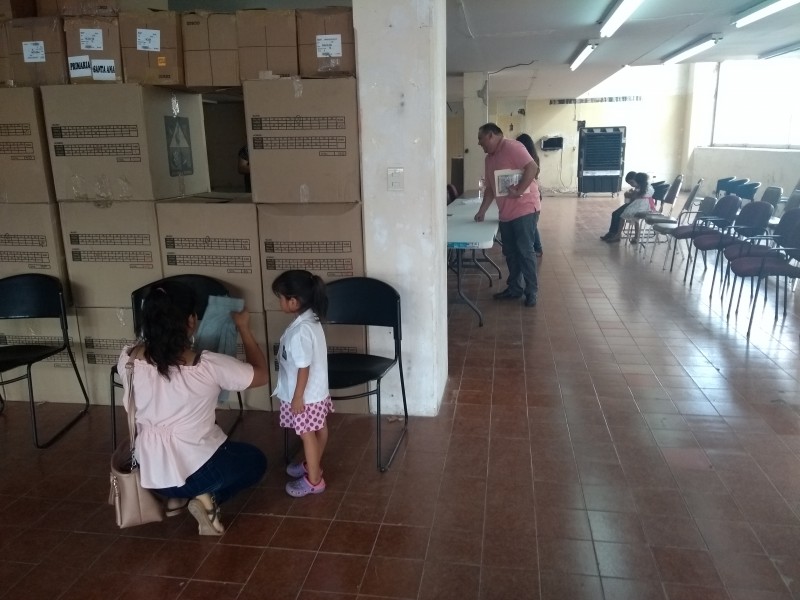 Amplian entrega de uniformes escolares