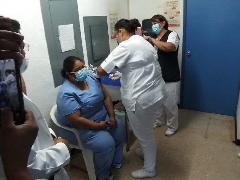 Ana Karen Ríos, primera enfermera vacunada contra COVID-19 en Zihuatanejo