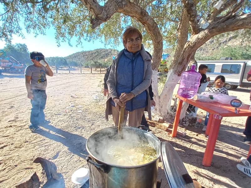 Ana Luz VIictorio brinda menudo y champurro a peregrinos