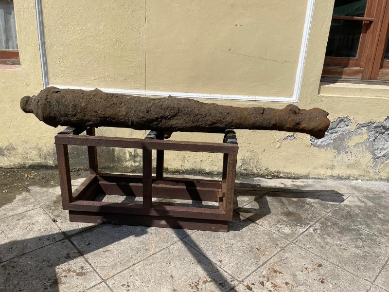 Analiza INAH cañón encontrado en obra de avenida Independencia