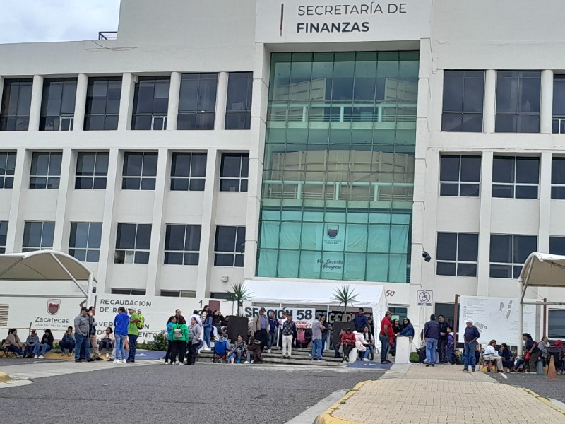 Analiza magisterio paro total; bloquean bulevar por falta de pago