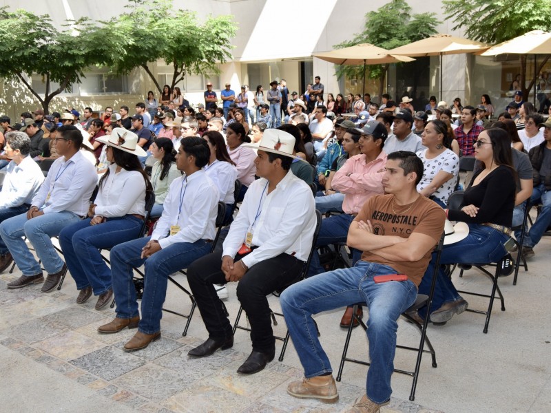 Analiza UG cambios climáticos en Semana de la Agronomía