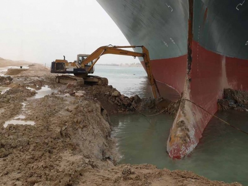 Analizan posible causa de buque encallado en Suez