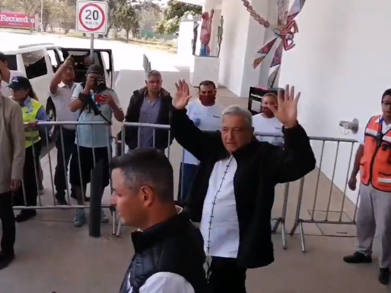 Andrés Manuel lópez Obrador llega a Oaxaca para inaugurar hospital