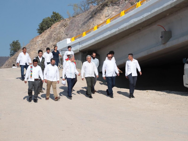 Andrés Manuel López Obrador, supervisa avances del tramo carretero Mitla-Tehuantepec
