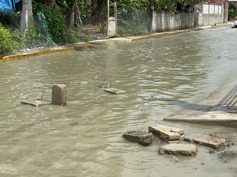Anegaciones afectan calle Veracruz en Colonia Del Puerto