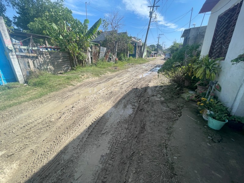 Añeja fuga de agua en la colonia Sol de Justicia