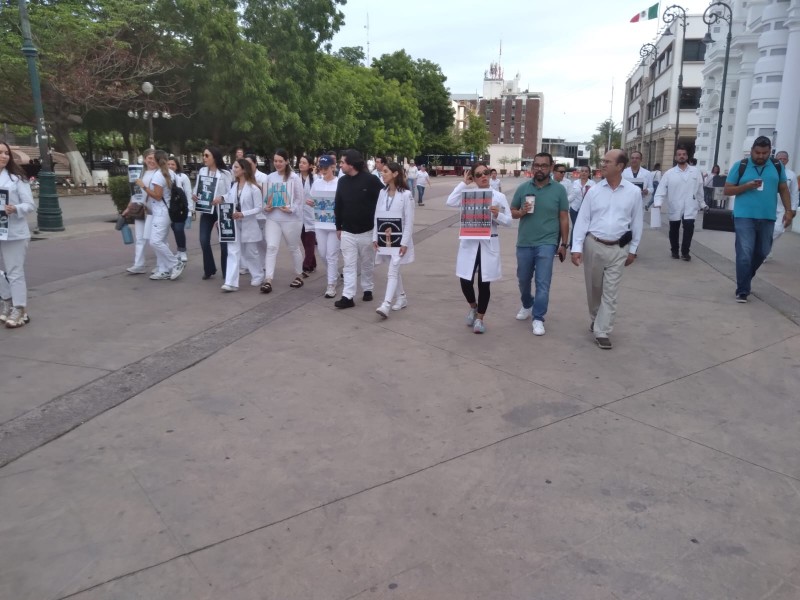 Anestesiólogos marchan en apoyo a médico de Los Cabos