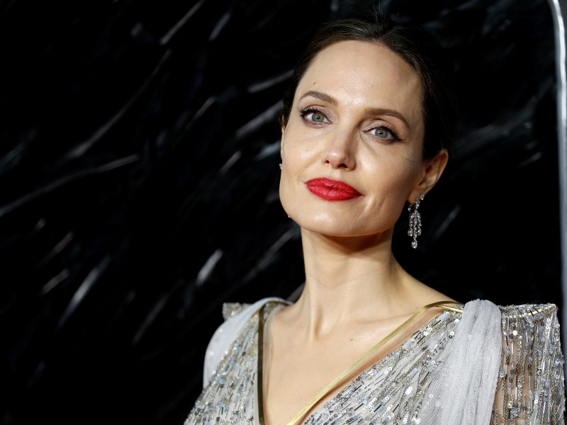 Angelina Jolie se lanza como diseñadora de modas