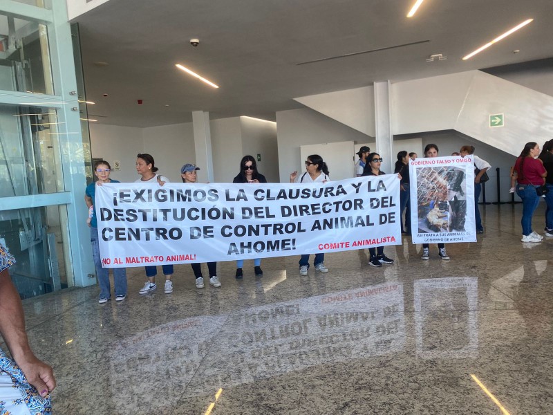 Animalistas son agredidos tras protesta en informe presidencial Animalistas son agredidos tras protesta en informe presidencial