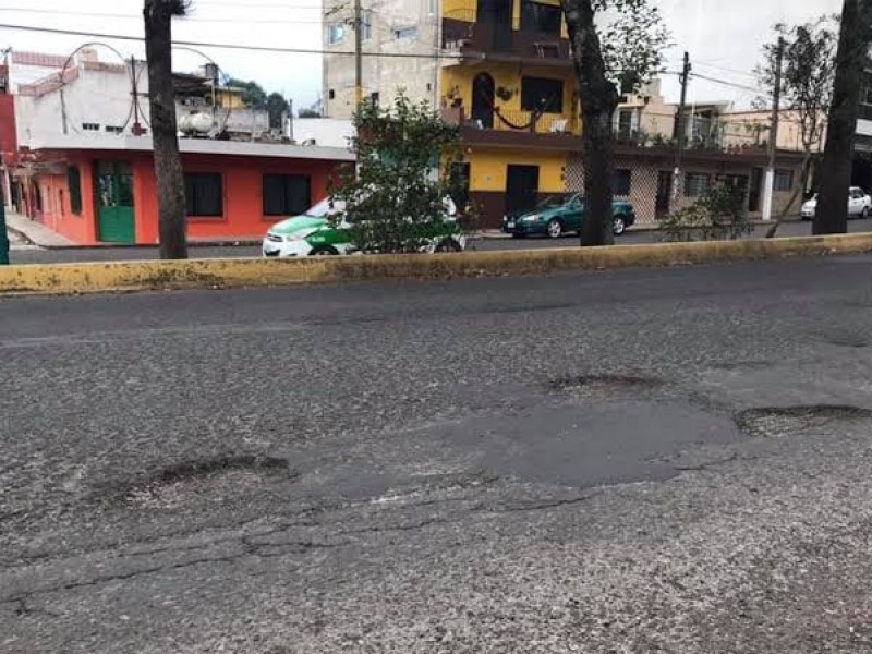 Ante abundantes baches en Ruiz Cortines iniciarán trabajos de bacheo