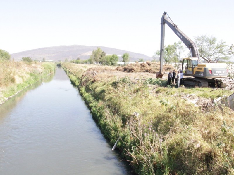 Ante acumulación de basura en canales y drenes,.continúa limpieza