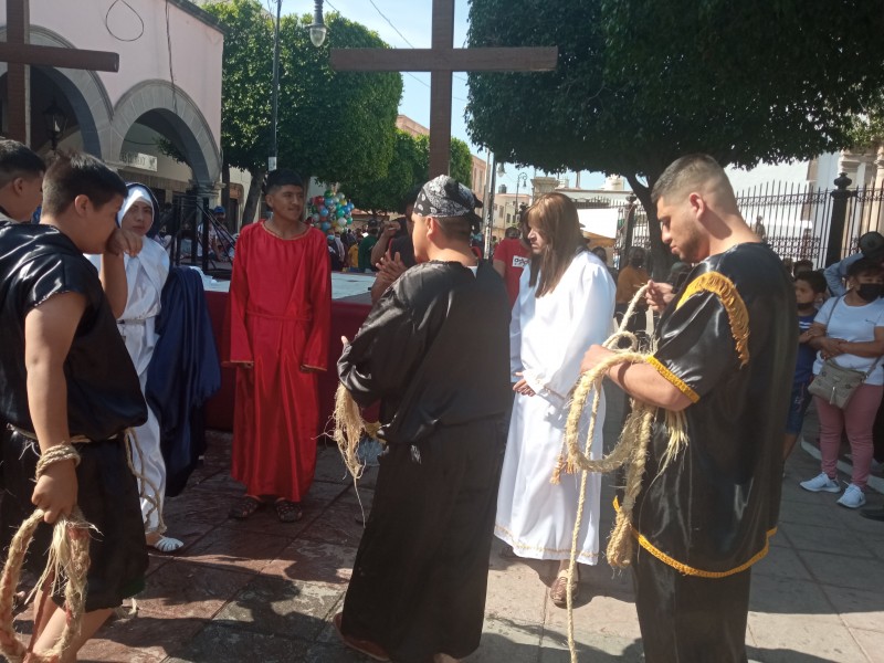 Ante cientos de Salmantinos se realiza viacrucis de la #PasionDeCristo