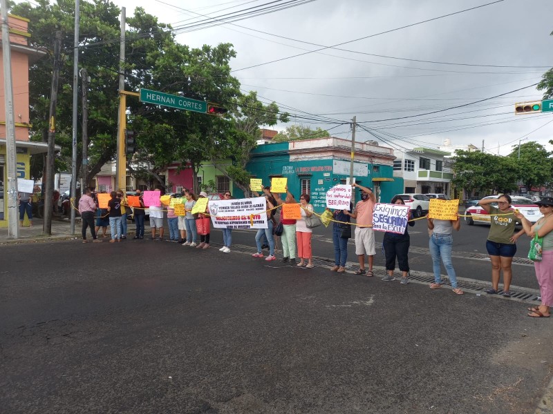 Ante constantes robos a escuela, bloquean calle de Veracruz