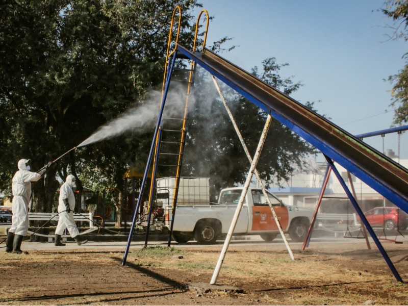 Ante Covid-19, desinfectan espacios públicos de Colima