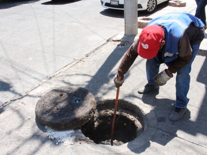 Ante daños en la infraestructura hidráulica sustituyen tapas de alcantarillas