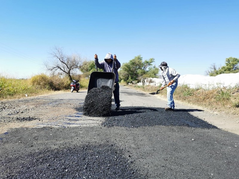 Ante deterioro de vialidades continúan labores de bacheo