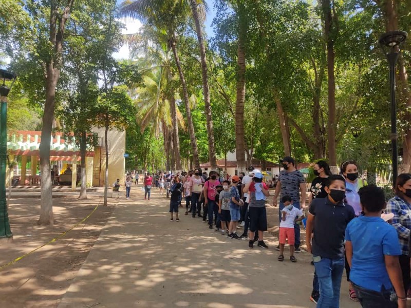 Ante el calor ciudadanos prefirieron vacunarse en el parque Villafañe