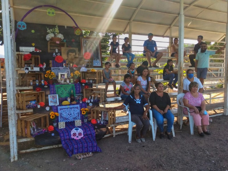 Ante el cierre de panteones vecinos realizan altar comunitario