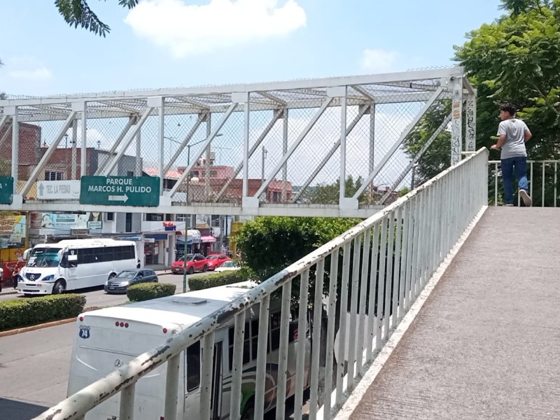Ante el poco uso de puentes peatonales: la seguridad está en juego