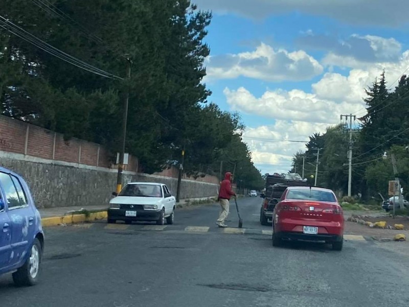 Ante falta de apoyos vecinos de Zinacantepec tapan baches