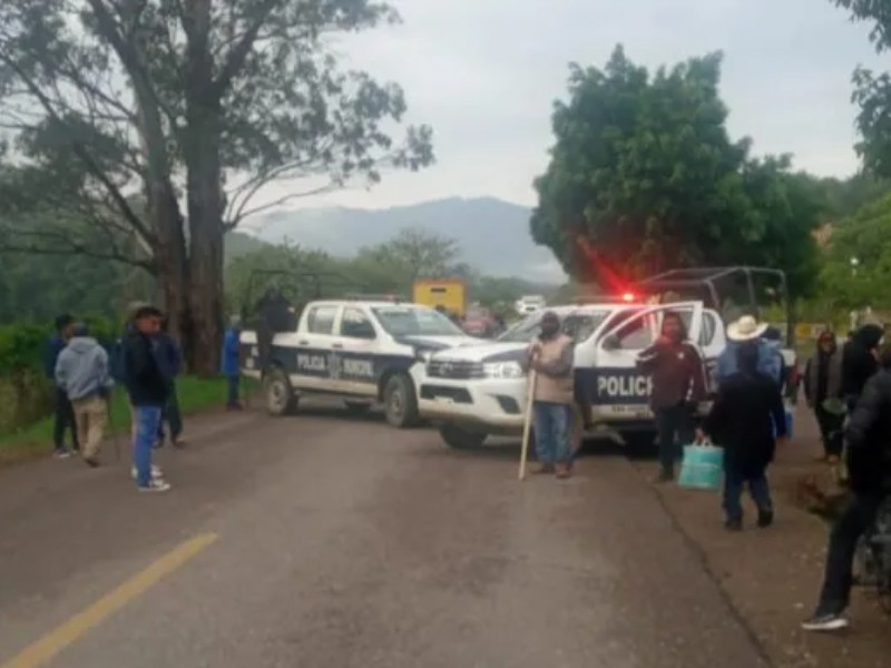 Ante falta de recursos bloquean en la Mixteca