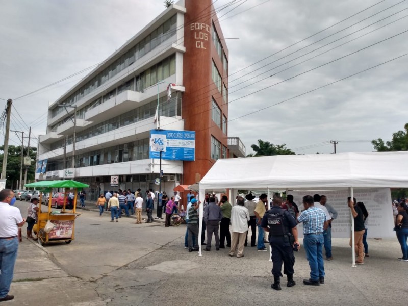 Ante falta de respuesta, vuelven a tomar oficinas