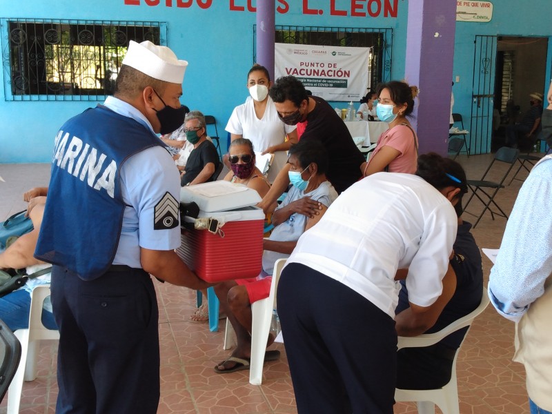 Ante falta de vacunas en Tuxtla adultos mayores buscan alternativas