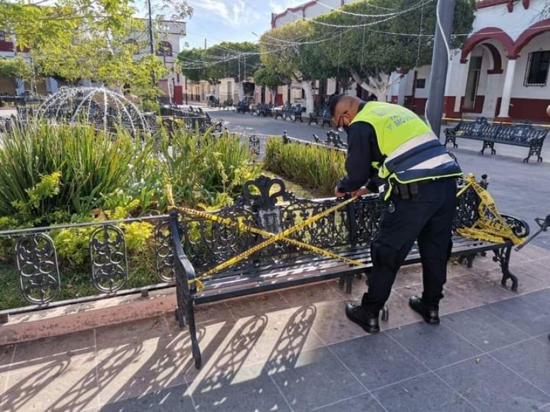 Ante flujo migratorio, cierran al público plaza principal de Ixtlán