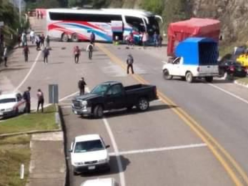 Ante impunidad, maestros nuevamente bloquean carretera a SCLC