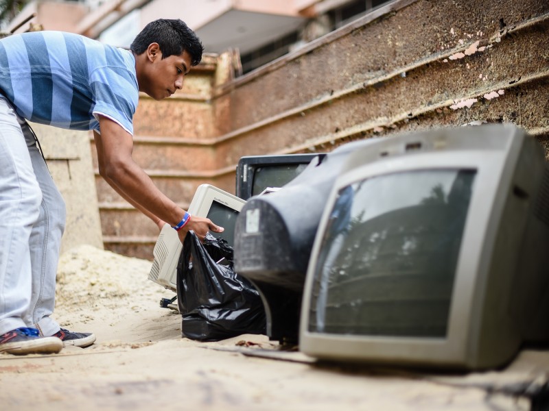 Ante inadecuada disposición de electrónicos, realizan Reciclatron