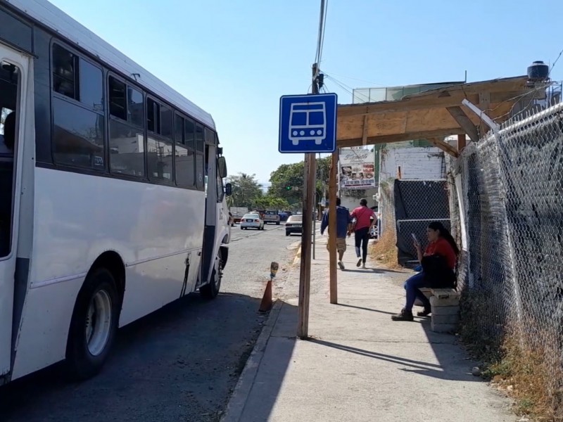 Ante incapacidad de autoridades, buen samaritano construye paradero de madera