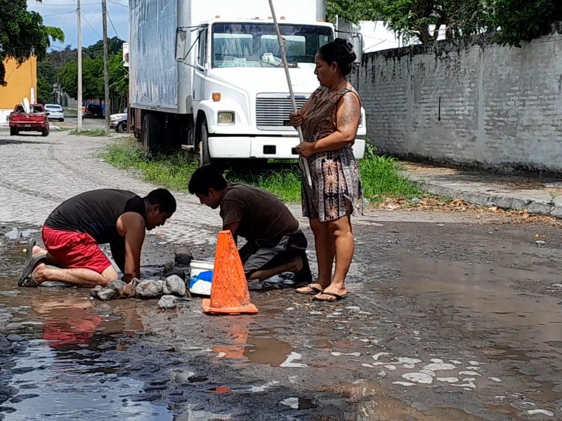 Ante incompetencia de Ciapacov, vecinos reparan fuga en colonia El Pedregal