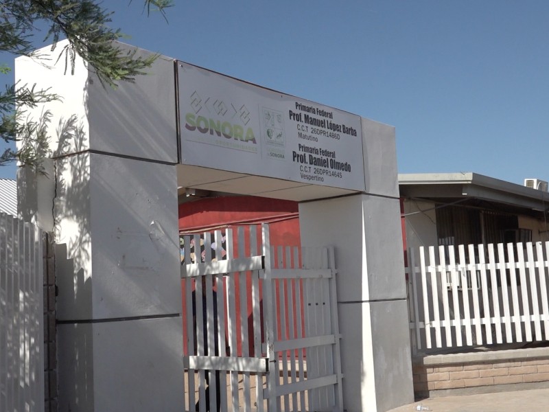 Ante la falta de respuesta optaron por manifestarse afuera de la escuela